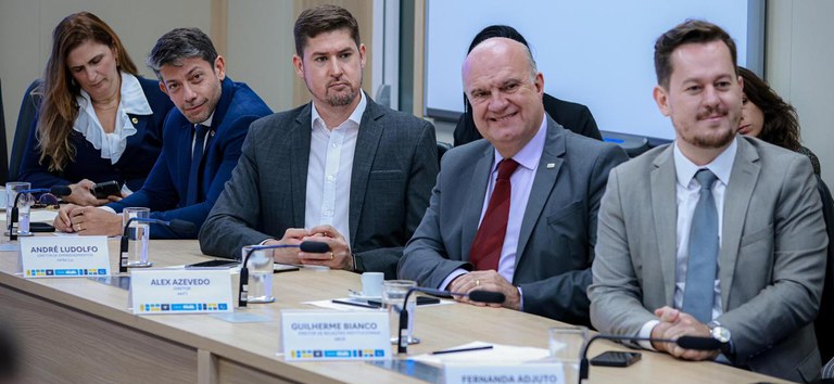 Foto mostrando diretor da ANTT, Alex Azevedo, e outras autoridades durante a cerimônia