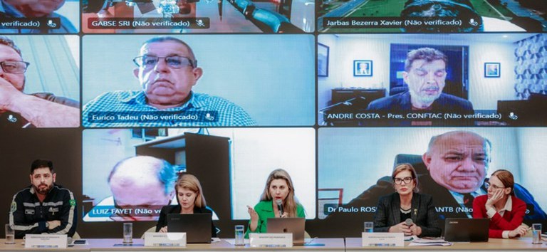 Foto da mesa de autoridades no evento