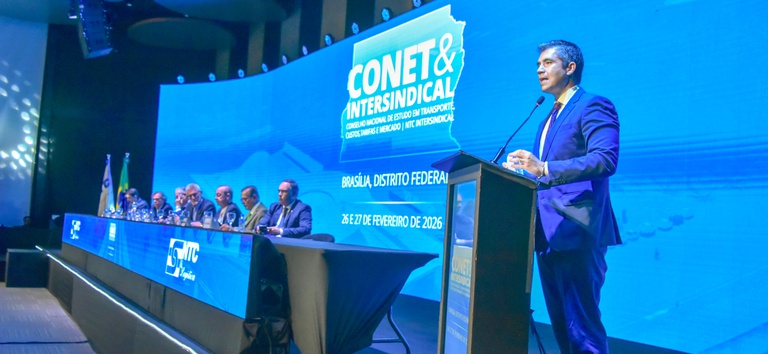 Foto do diretor-geral da ANTT palestrando no palco do evento