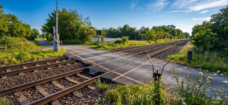 IMAGEM DE UMA PASSAGEM EM NIVEL, COM FERROVIA