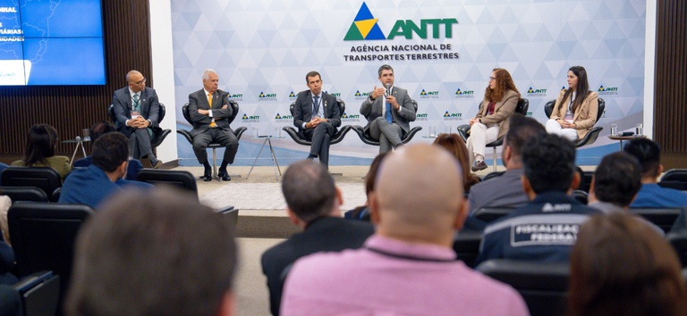 Foto mostrando a mesa de abertura do evento
