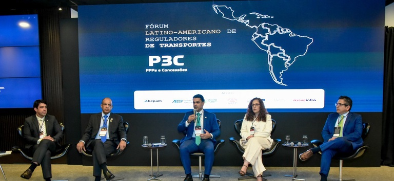 pessoa no palco da ANTT na abertura do Forum