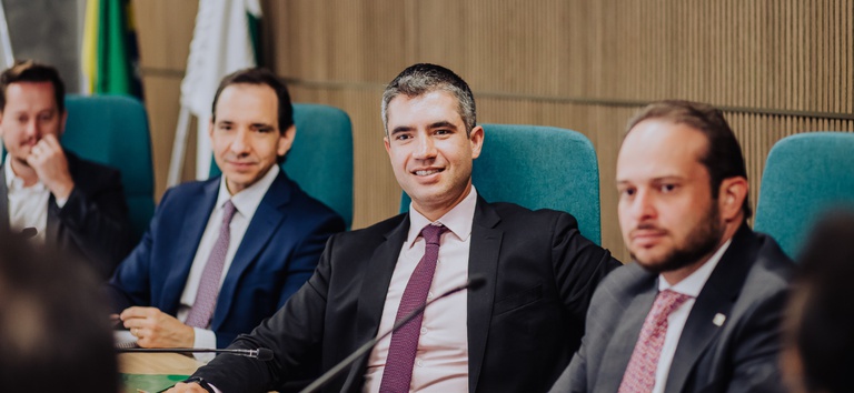 Foto mostrando os diretores da ANTT, Guilherme Theo Sampaio e Severino Medeiros, e do presidente da ABCR, Marco Aurelio Barcelos