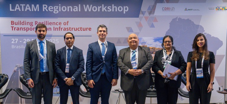 Foto com autoridades na mesa de abertura do Workshop Latam - construindo resiliência no setor de transportes