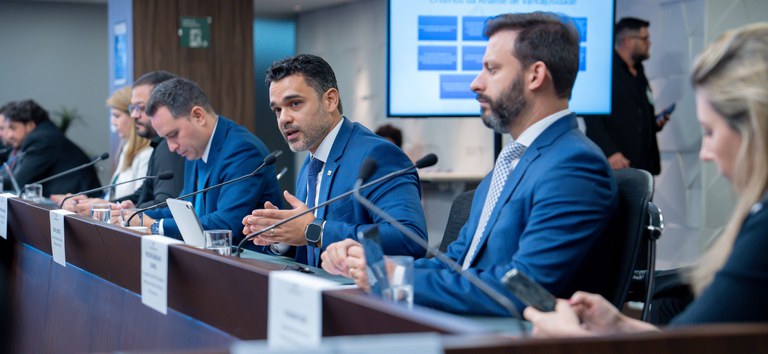 Foto mostrando o diretor-geral substituto da ANTT, Felipe Queiroz, durante audiência no TCU