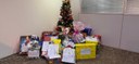 Foto mostrando árvore de natal com os 39 presentes da ANTT