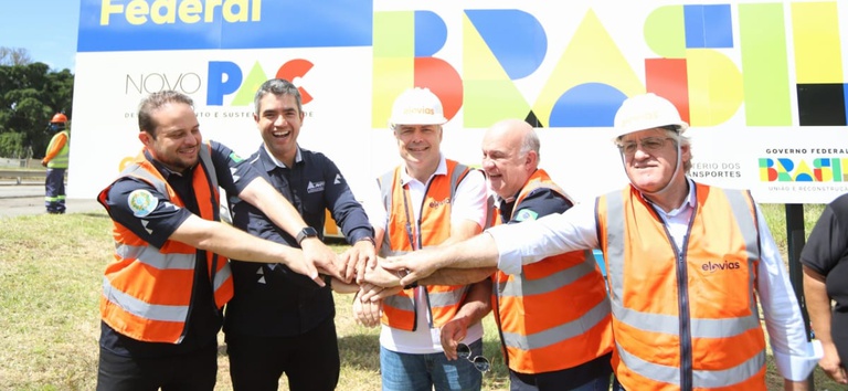 Foto mostrando diretoria da ANTT e o ministro dos Transportes, Renan Filho