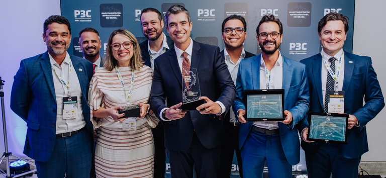 Foto mostrando todo o time da ANTT segurando as premiações