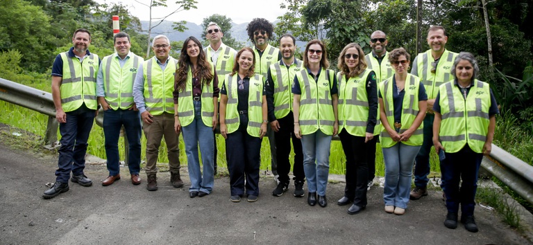 Foto com a equipe técnica em visita