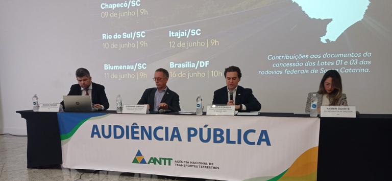 IMAGEM NA AUDIENCIA COM QUATRO PESSOAS AO FUNDO