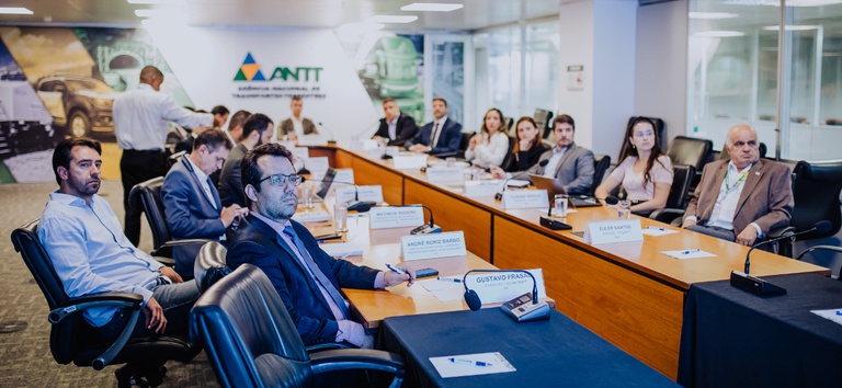 Foto mostrando a equipe reunida durante apresentação do balanço da concessionária