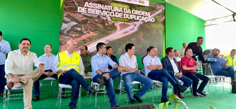 Foto mostrando autoridades federais, estaduais e municipais no evento de assinatura da ordem de serviço