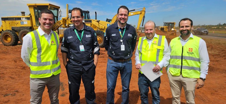 Foto mostrando equipe da ANTT e da concessionária no ato da assinatura da ordem de serviço