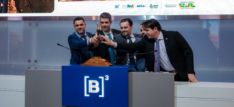 Foto com autoridades da ANTT batendo martelo na B3