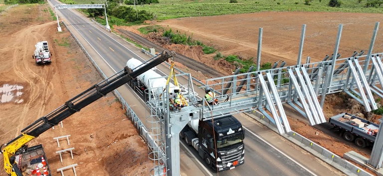 Foto do pórtico free flow sendo instalado na BR-364/RO