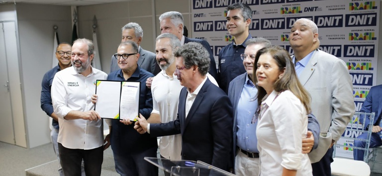 Foto mostrando time da ANTT, DNIT e Ministério dos Transportes