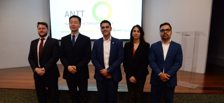 Foto com a delegação da ANTT no evento da China