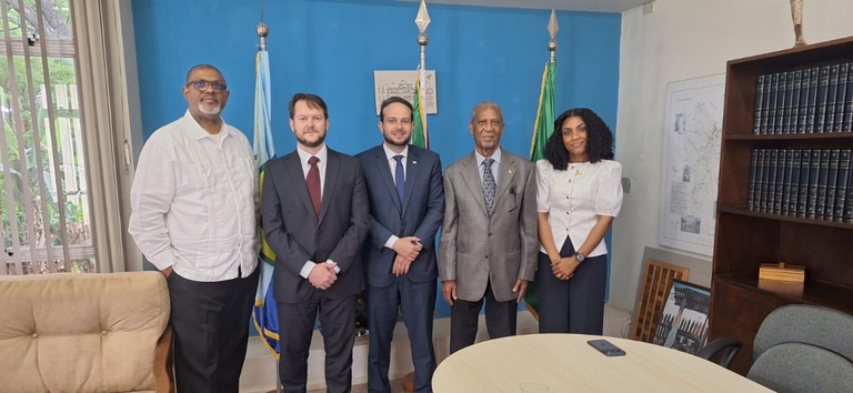 Foto mostrando toda a delegação da ANTT e da Embaixada da Guiana