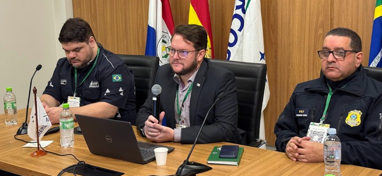 Foto mostrando delegação brasileira da ANTT apresentando os trabalhos no encontro