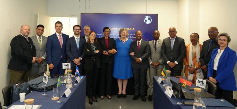 Foto mostrando toda a delegação e membros dos países participantes