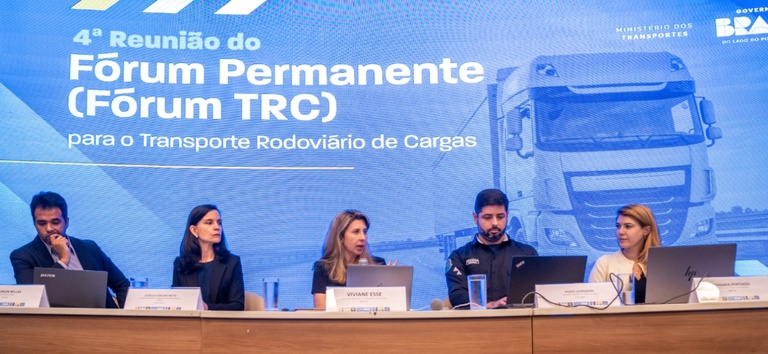 Foto mostrando delegação da ANTT, DNIT e Ministério dos Transportes