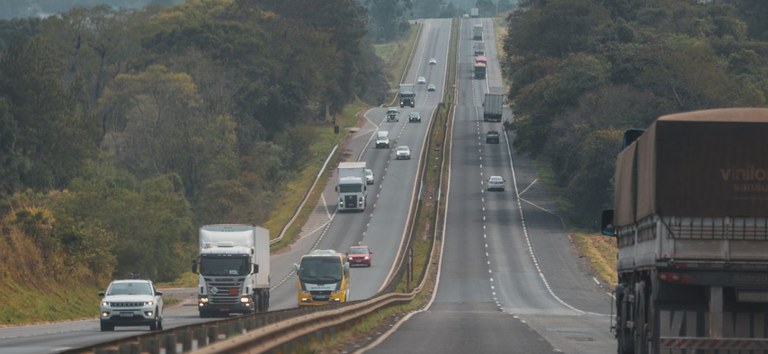 Foto mostrando trecho de rodovia concedida com movimentação