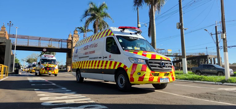 Foto com combio de ambulâncias e caminhões novos da concessionária