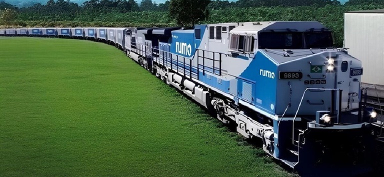 Foto mostrando o trem da Rumo na ferrovia