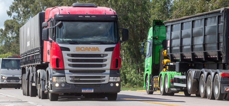 Caminhões circulam em rodovia brasileira
