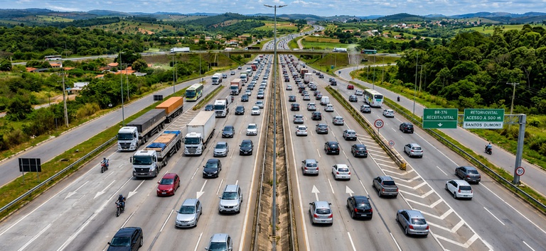 IMAGEM COM UM FLUXO DE CARROS EM UMA RODOVIA