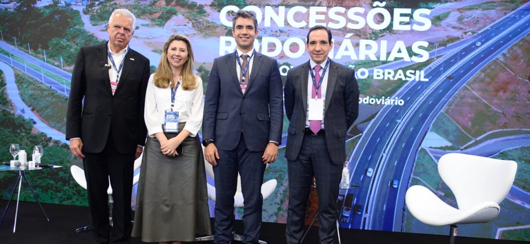 Foto mostrando diretor-geral da ANTT e outras autoridades