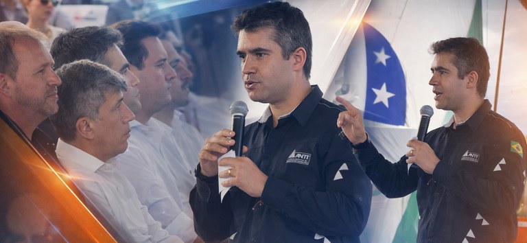 Montagem mostrando fotos do diretor-geral da ANTT, Guilherme Theo Sampaio, falando durante a cerimônia