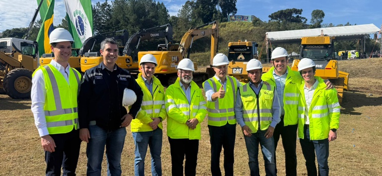 Foto com autoridades nas obras de início de duplicação