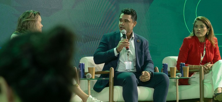 Foto mostrando o diretor Felipe Queiroz no painel da COP 30