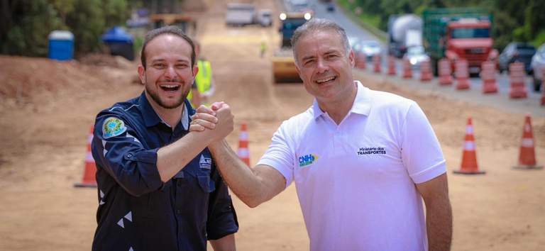 Foto mostrando diretor da ANTT, Severino Medeiros, comemorando e cumprimentando com aperto de mão o ministro dos Transportes, Renan Filho