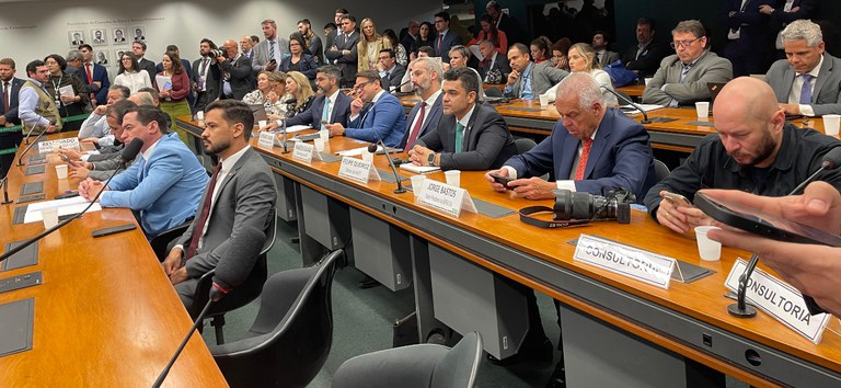 Foto do diretor da ANTT, Felipe Queiroz, acompanhando a audiência pública na Câmara