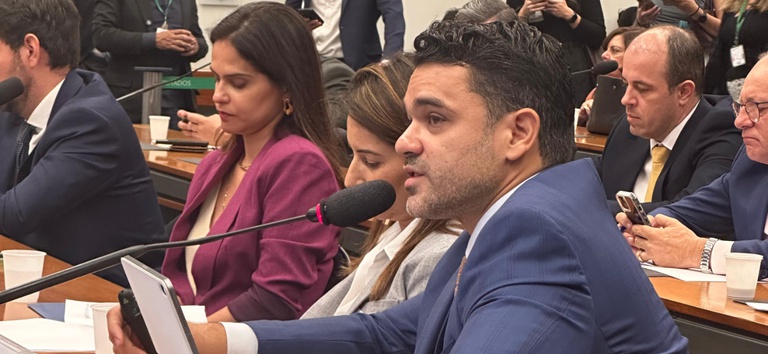 Foto do diretor da ANTT, Felipe Queiroz, falando durante audiência na Câmara