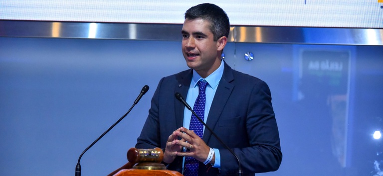 Foto mostrando o diretor-geral da ANTT, Guilherme Theo Sampaio, discursando no leilão da B3
