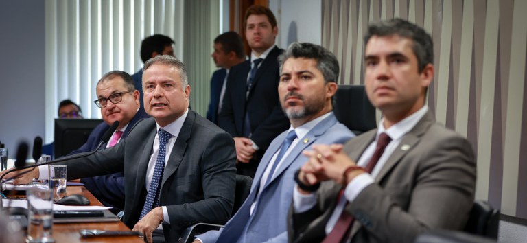 Foto mostrando a mesa com autoridades na comissão de infraestrutura do Senado