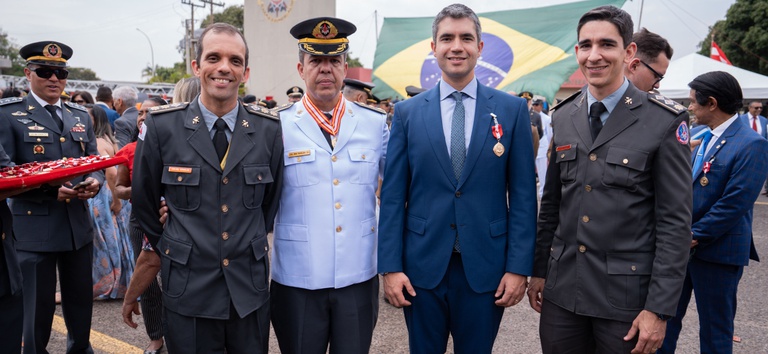 Foto mostrando diretor-geral, Guilherme Theo Sampaio, com medalha de comenda e autoridades do CMBDF