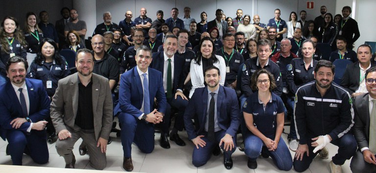 Foto mostrando diretoria colegiada e servidores e colaboradores da regional de São Paulo