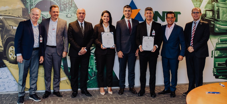 Foto dos diretores da ANTT e da alta cúpula da concessionária