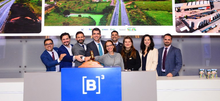 Foto mostrando autoridades da ANTT batendo martelo, na B3, do leilão BR 101 ES/BA