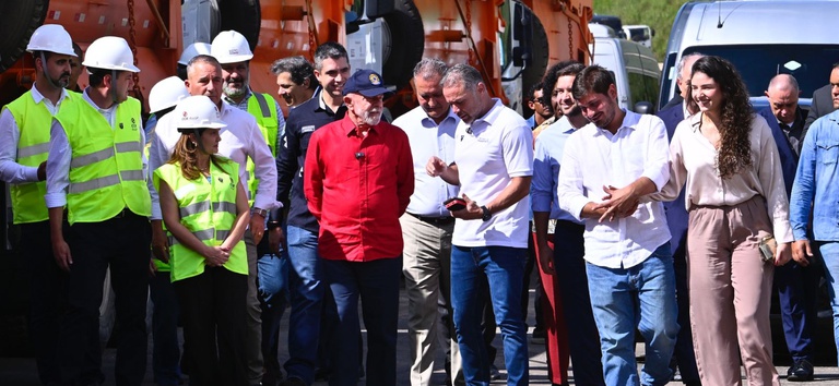 Foto mostrando a comitiva e autoridades na visita técnica nas obras da Serra das Araras