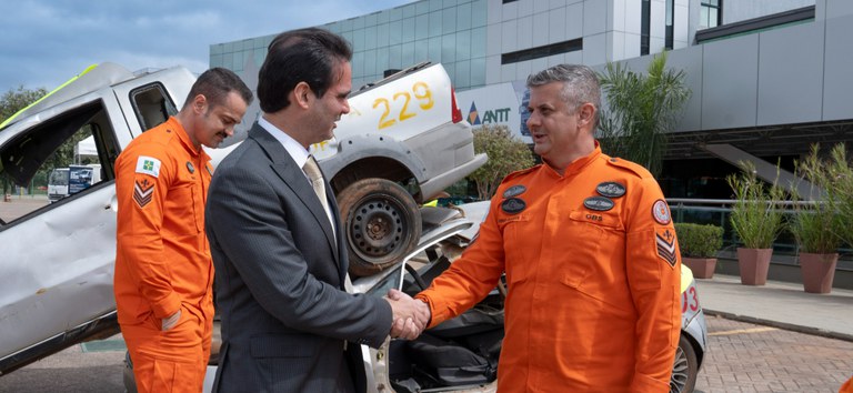 Foto mostrando diretor da ANTT, Lucas Asfor, apertando mão de bombeiros no Workshop Vias Seguras