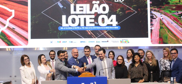 Foto com o diretor-geral e vários servidores da ANTT batendo martelo