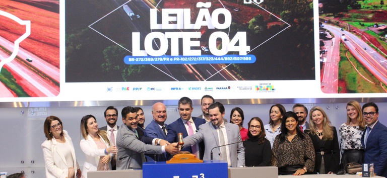 Foto com o diretor-geral e vários servidores da ANTT batendo martelo