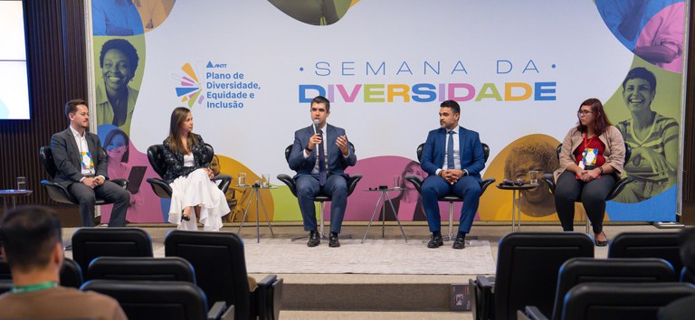 Foto mostrando diretoria colegiada da ANTT abrindo o evento da Semana da Diversidade