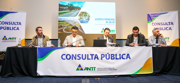 Foto da mesa diretora da sessão pública sobre a Fernão Dias