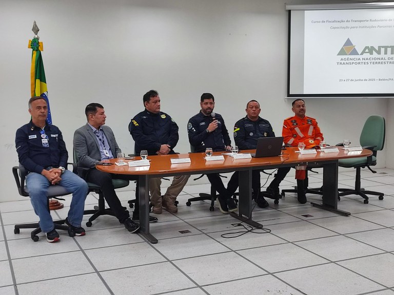 Foto mostrando delegação da ANTT ministrando o curso